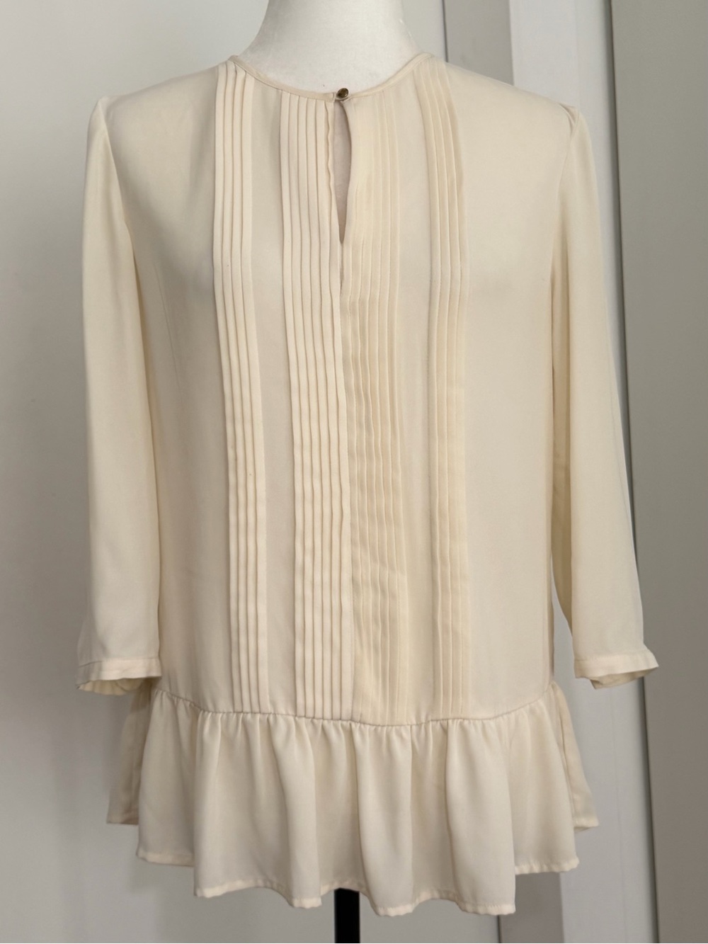 BANANA REPUBLIC Ivory Pleated ruffle hem Blouse Crepe 3/4 Sleeve- small